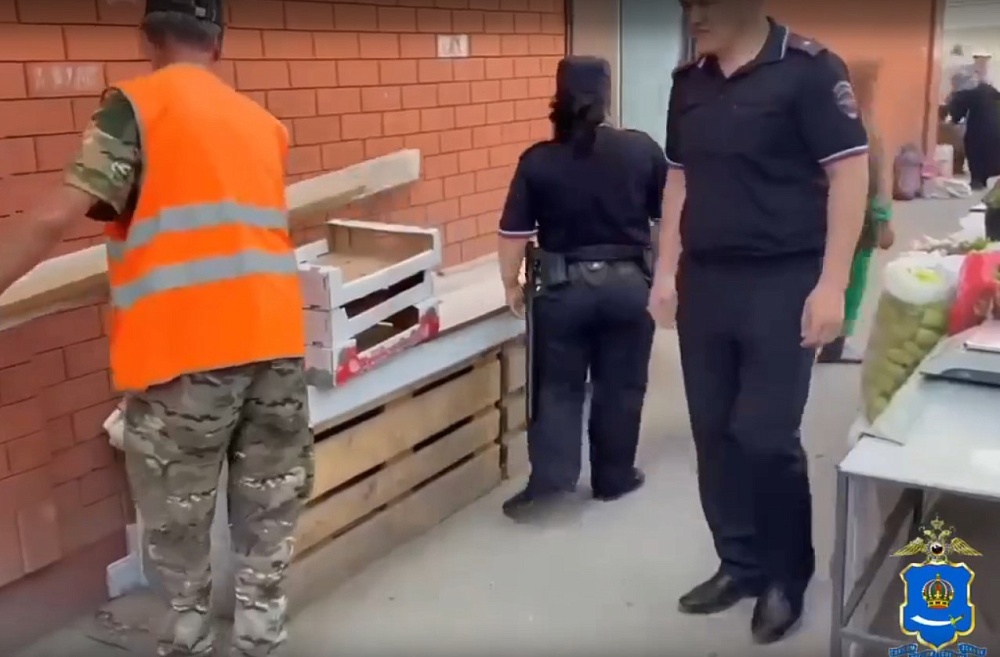 На популярном рынке в Астрахани провели проверку и разогнали кучу торговцев