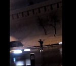 В центре Астрахани женщина бросалась под колеса машин