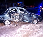 В Астрахани автомобиль протаранил опору теплотрассы: пассажирка погибла