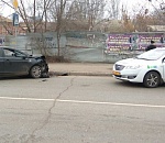 В центре Астрахани произошло лобовое ДТП с участием такси