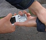 В центре Астрахани двое парней отняли у 16-летней девушки телефон