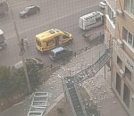 На 18-летнего астраханца упал балкон: видео