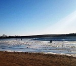 Под Астраханью сняли со льдины трех взрослых и одного ребенка