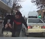 У здания астраханской полиции посередине дороги подрались водители: видео