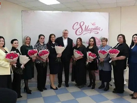 Астраханский губернатор поздравил с Международным женским днем матерей и жен участников СВО