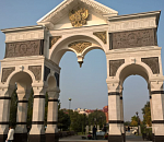 Как открывали Триумфальную арку на проспекте Гужвина