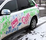 Астраханцы сделали необычный подарок другу, превратив его внедорожник в раскраску