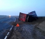 На астраханской трассе перевернулась фура