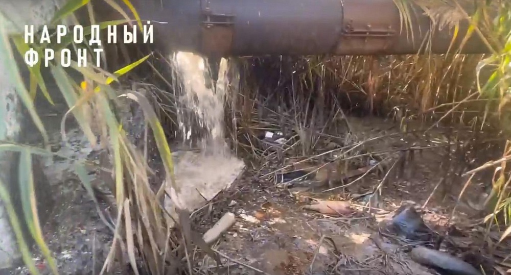 Очевидцы жалуются на вонь: трубу с нечистотами на Казачьем ерике снова прорвало