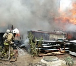 Сильный пожар в Астрахани: горит дом и несколько построек