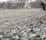 Администрация Астрахани опровергла слух о том, что дорогу к понтону подсыпают обломками надгробий