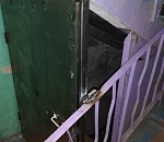 Фото дня: в подъезде астраханского дома установили загадочную дверь