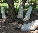 В Братском саду убирают памятник-пальцы