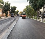 В Астрахани дорожники укатывают финишный слой асфальта на улице Костина