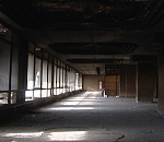 В Астрахани выгоревший первый этаж дома внушает жильцам страх