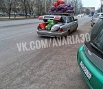 Фото дня: по Астрахани разъезжает набитая провизией "Волга"