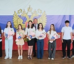 В День России Игорь Мартынов вручил паспорта отличившимся школьникам Камызякского района
