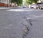 Дорогу напротив Братского сада в Астрахани начинают ремонтировать