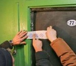 Астраханские судебные приставы выселили гостей города, самовольно вселившихся в муниципальный дом