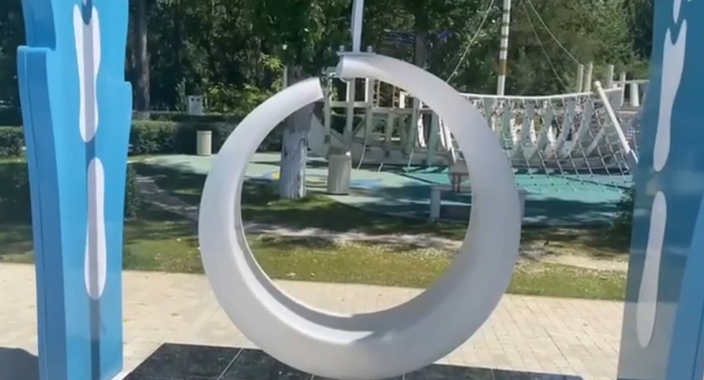 На астраханской набережной сломали новые качели 