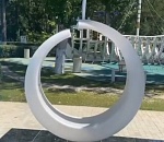 На астраханской набережной сломали новые качели 