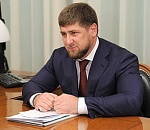 Игорь Мартынов подарил Рамзану Кадырову панно c Астраханским кремлем