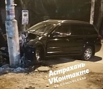 Ночью в Астрахани иномарка проиграла битву со столбом