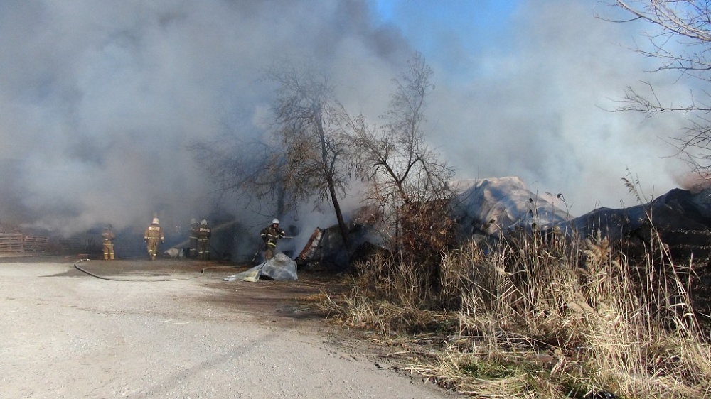 В Астрахани произошел крупный пожар: сгорел и обрушился склад на площади 1000 кв.м. (ОБНОВЛЕНО!)