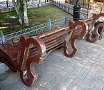 В Астрахани варвары сломали несколько новых урн и лавочек и обломали молодые деревья