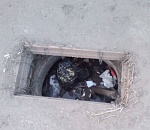 В Астрахани открытый люк забили мусором,чтобы никто не упал