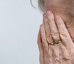 Жестокое избиение пережила пожилая астраханка, пытаясь сберечь отложенную пенсию