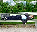 Пьяные астраханцы засыпают на лавочках и подвергаются ограблению