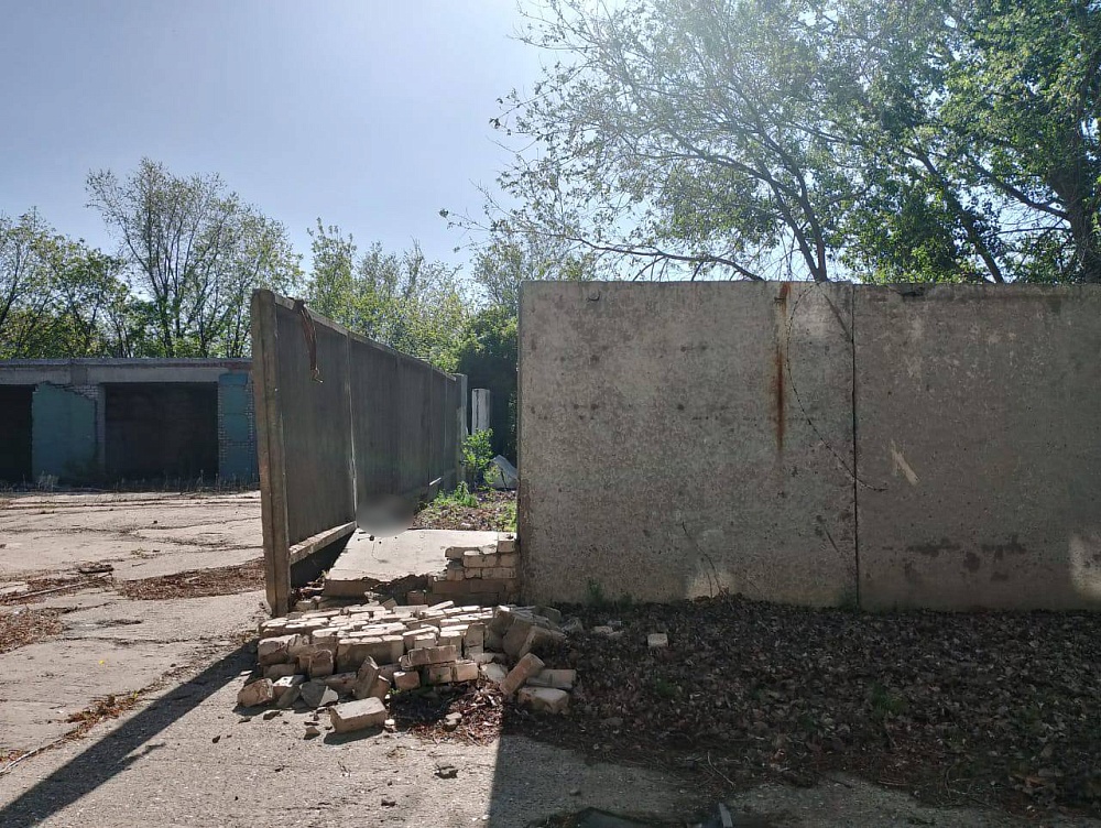 Под Астраханью железобетонная плита насмерть придавила человека