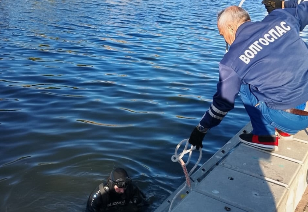 В Астрахани из городского канала извлекли тело мужчины