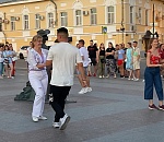 Сегодня «Дама с собачкой» ждет астраханцев на танцы