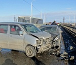 В Астрахани иномарка врезалась в иномарку, которая врезалась в забор