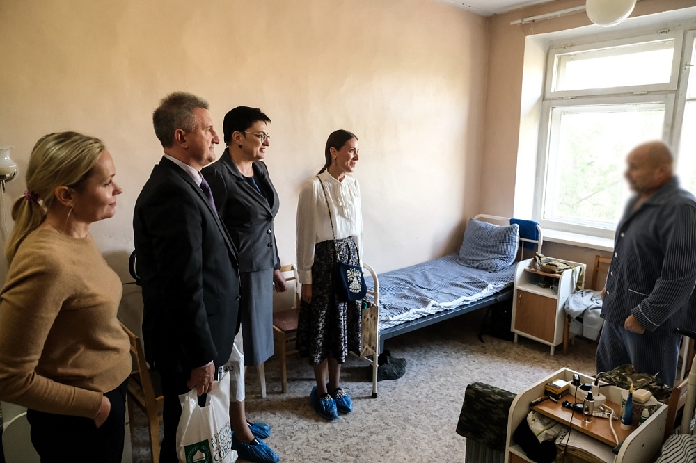 Депутаты астраханской облдумы посетили раненых в госпитале