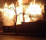 Кадры с места мощного пожара в районе Больших Исад в Астрахани