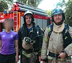 Астраханские спасатели обнаружили в горящем доме спящего подростка