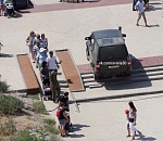 В Астрахани два авто проехались прямо по набережной, объезжая пробку