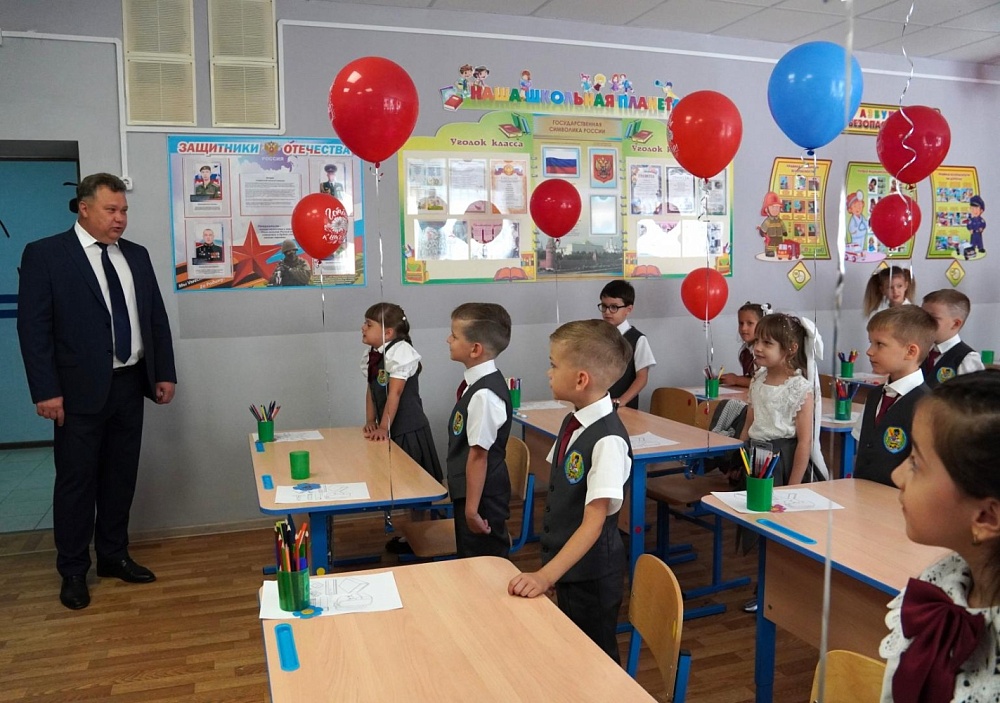 В Астрахани более 5 тысяч первоклассников сегодня впервые сели за парты