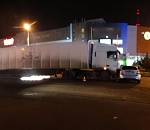 В Астрахани у ТЦ "Ярмарка" грузовик протаранил легковушку