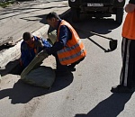 В Астрахани чистят ливневки