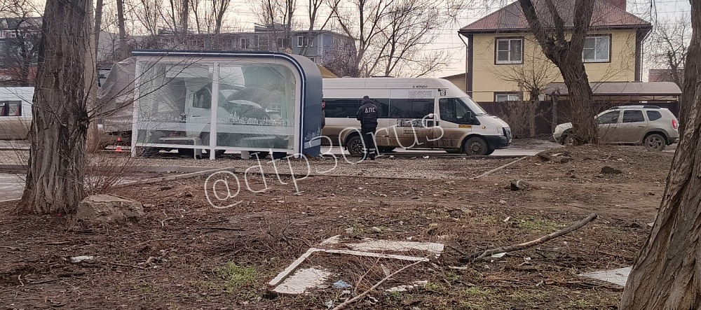 В Астрахани «газель» врезалась в новую остановку