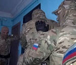 Кадры эффектного задержания пятерых астраханцев, которые продавали опасную для жизни водку