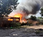 В Астрахани у ТЦ «Алимпик» и «ВАСТОРГ» полыхает пожар, видео