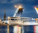 Недостроенный в Астрахани круизный лайнер прибыл в Петербург