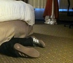 В Астрахани должница пряталась от приставов под кроватью