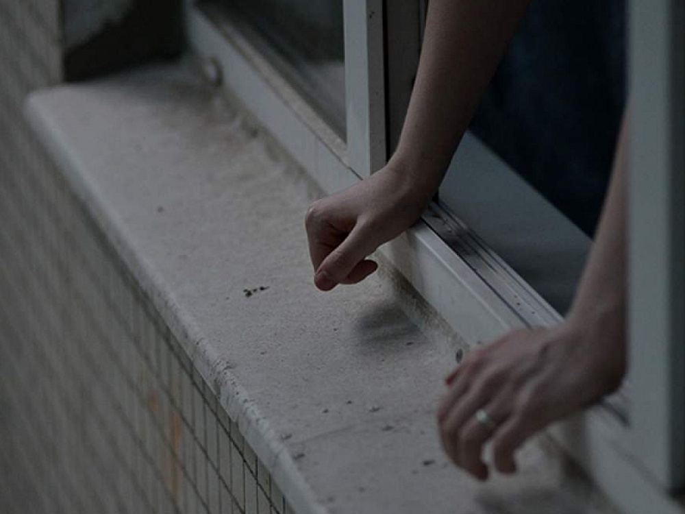 В Астрахани мужчина разбился насмерть, упав с окна пятого этажа