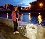 Астраханка собирает мусор по городу, чтобы «перезагрузиться»: видео